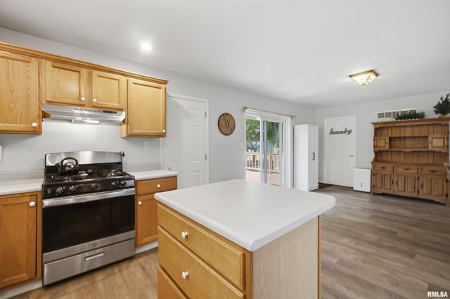 611 WOODLAND KNOLLS Road, Metamora, IL 61548