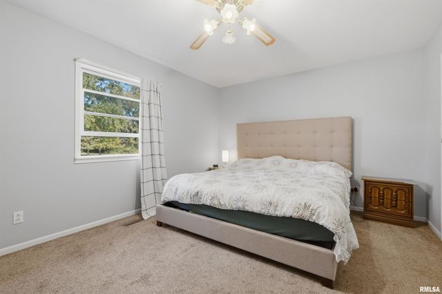 611 WOODLAND KNOLLS Road, Metamora, IL 61548