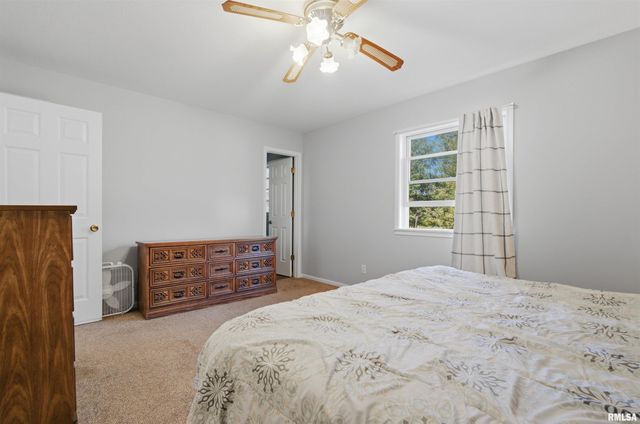 611 WOODLAND KNOLLS Road, Metamora, IL 61548
