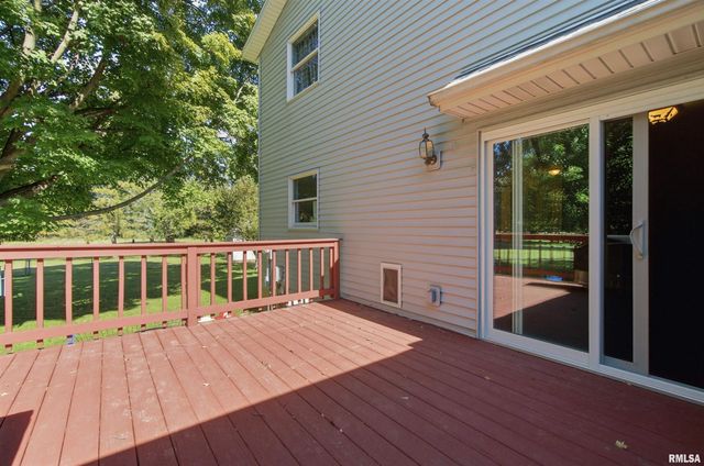 611 WOODLAND KNOLLS Road, Metamora, IL 61548