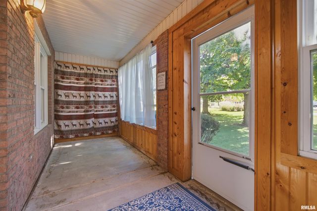 611 WOODLAND KNOLLS Road, Metamora, IL 61548