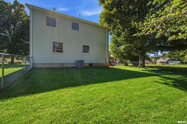 611 WOODLAND KNOLLS Road, Metamora, IL 61548