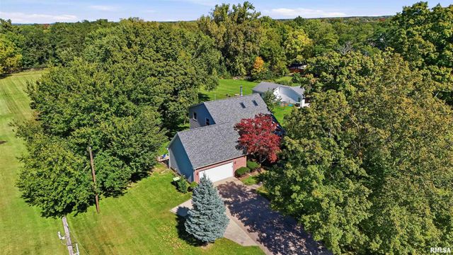 611 WOODLAND KNOLLS Road, Metamora, IL 61548