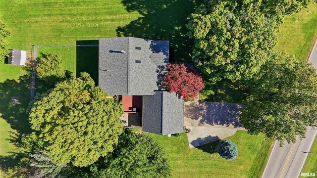 611 WOODLAND KNOLLS Road, Metamora, IL 61548