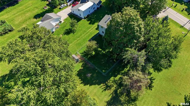 611 WOODLAND KNOLLS Road, Metamora, IL 61548