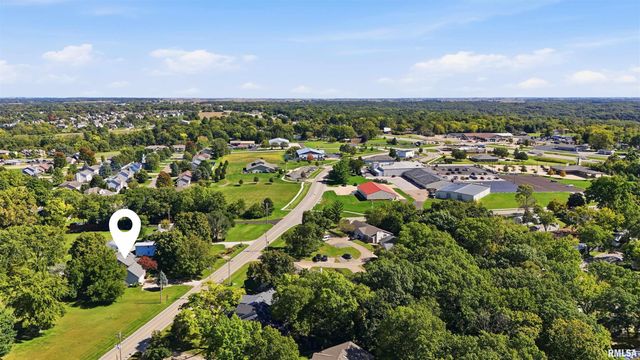 611 WOODLAND KNOLLS Road, Metamora, IL 61548