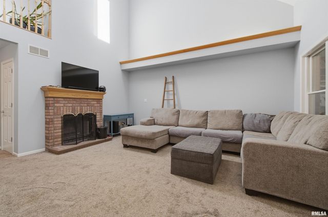 611 WOODLAND KNOLLS Road, Metamora, IL 61548