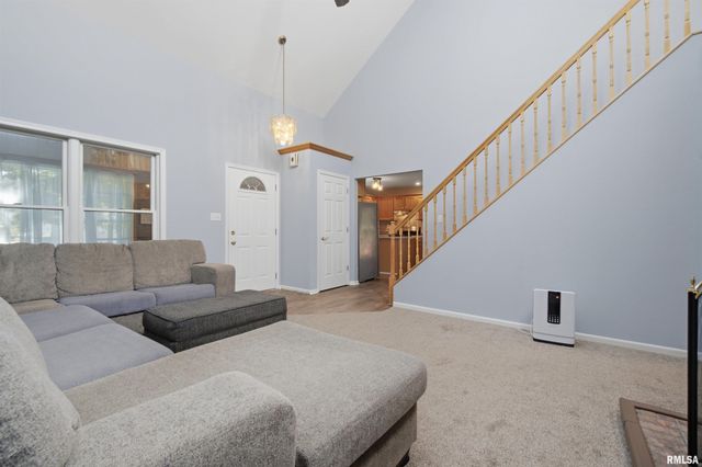 611 WOODLAND KNOLLS Road, Metamora, IL 61548