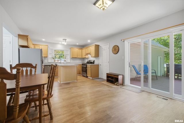 611 WOODLAND KNOLLS Road, Metamora, IL 61548