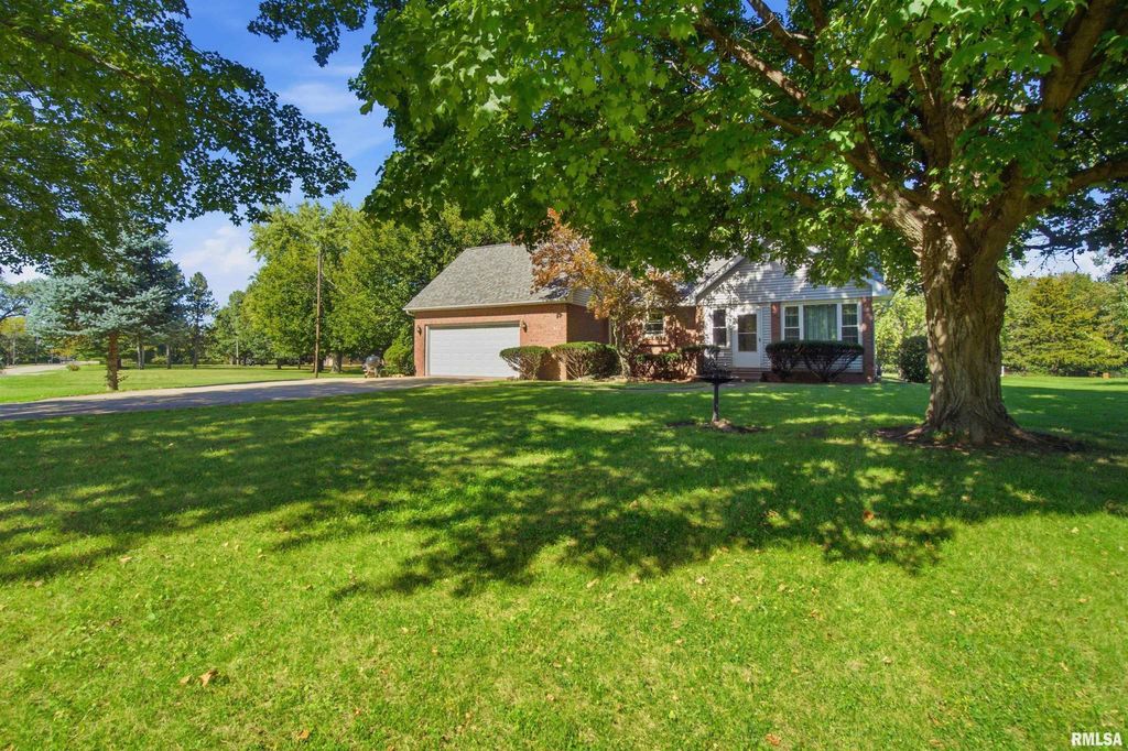 611 WOODLAND KNOLLS Road, Metamora, IL 61548
