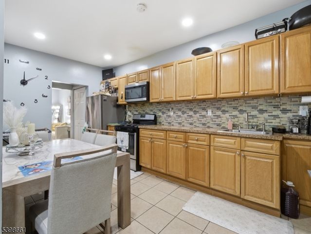 31 Dover St, Paterson City, NJ 07501