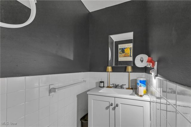 6016 Madison Avenue, Cleveland, OH 44102