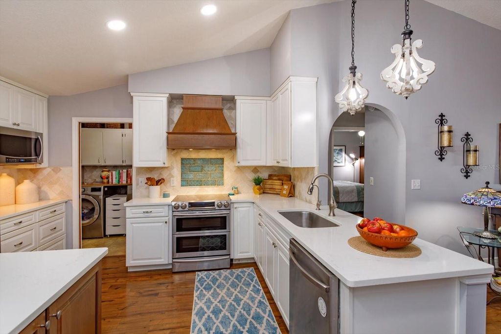 Image 9 of property listing at 9237 SABAL PALM CIRCLE, Windermere, FL 34786