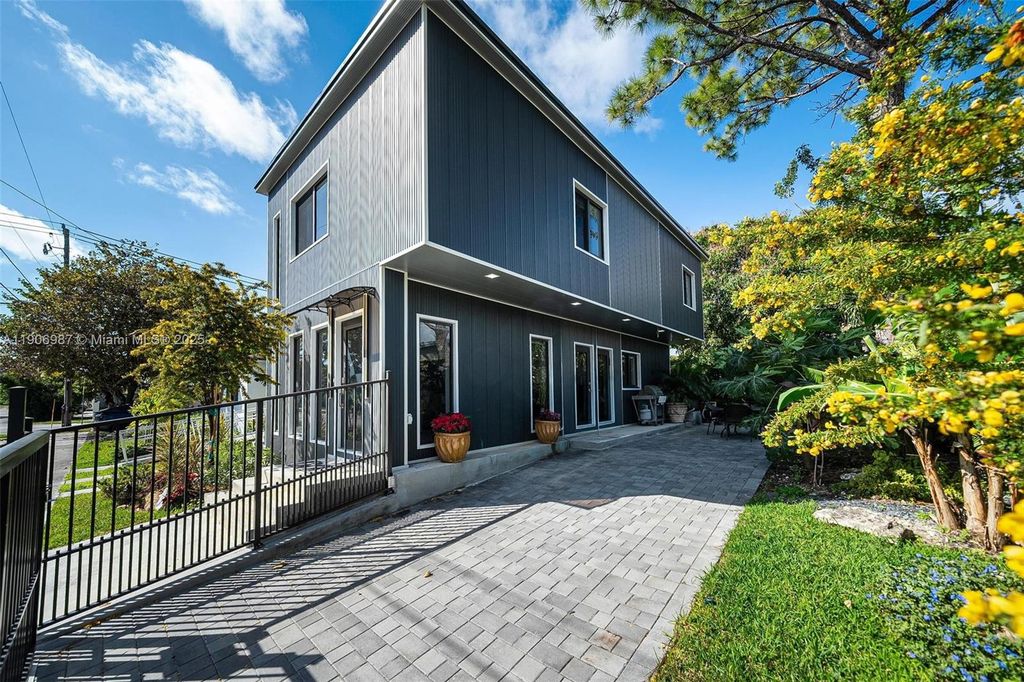 2692 SW 31 Avenue, Miami, FL 33133