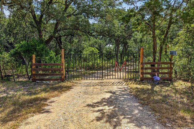17840 HELOTES SPRINGS RD, Helotes, TX 78023
