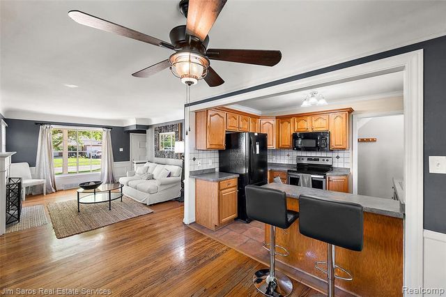 2371 Allard Avenue, Grosse Pointe Woods, MI 48236