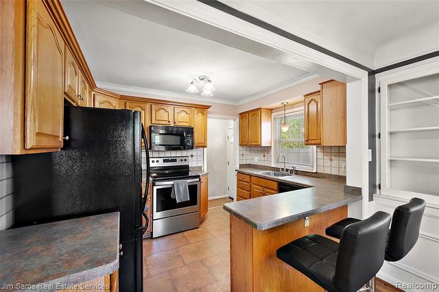2371 Allard Avenue, Grosse Pointe Woods, MI 48236