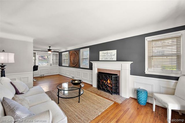 2371 Allard Avenue, Grosse Pointe Woods, MI 48236