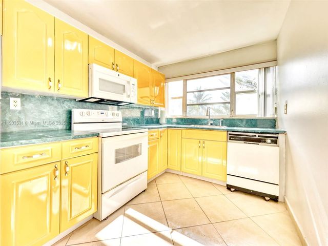 942 NE 199th St 3B, Miami, FL 33179