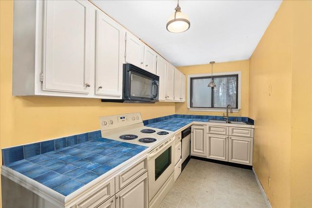 27 Dunvegan Woods Drive, Hampton, NH 03842