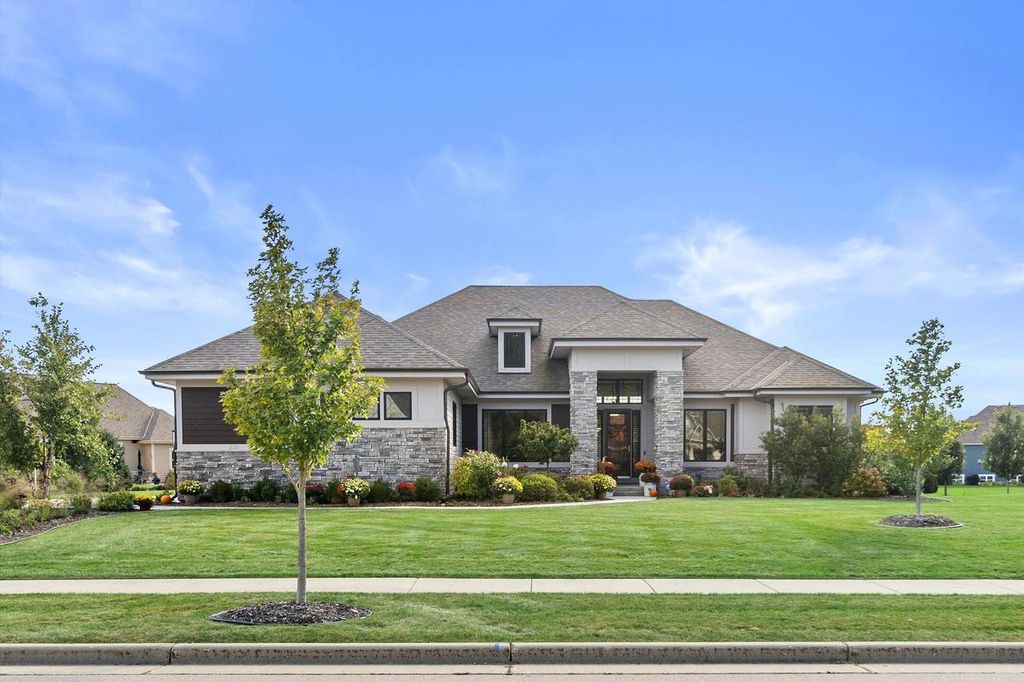 235 Four Winds COURT, Hartland, WI 53029