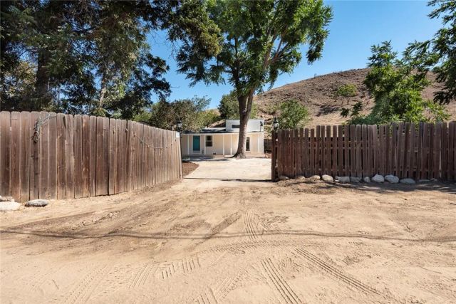 10416 Clybourn Avenue, Shadow Hills, CA 91040