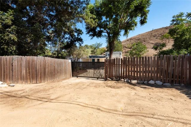 10416 Clybourn Avenue, Shadow Hills, CA 91040