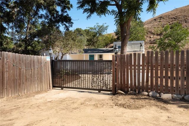 10416 Clybourn Avenue, Shadow Hills, CA 91040