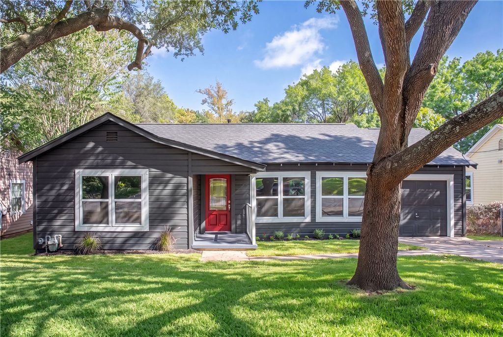 805 East Tom Green Street, Brenham, TX 77833 — exterior