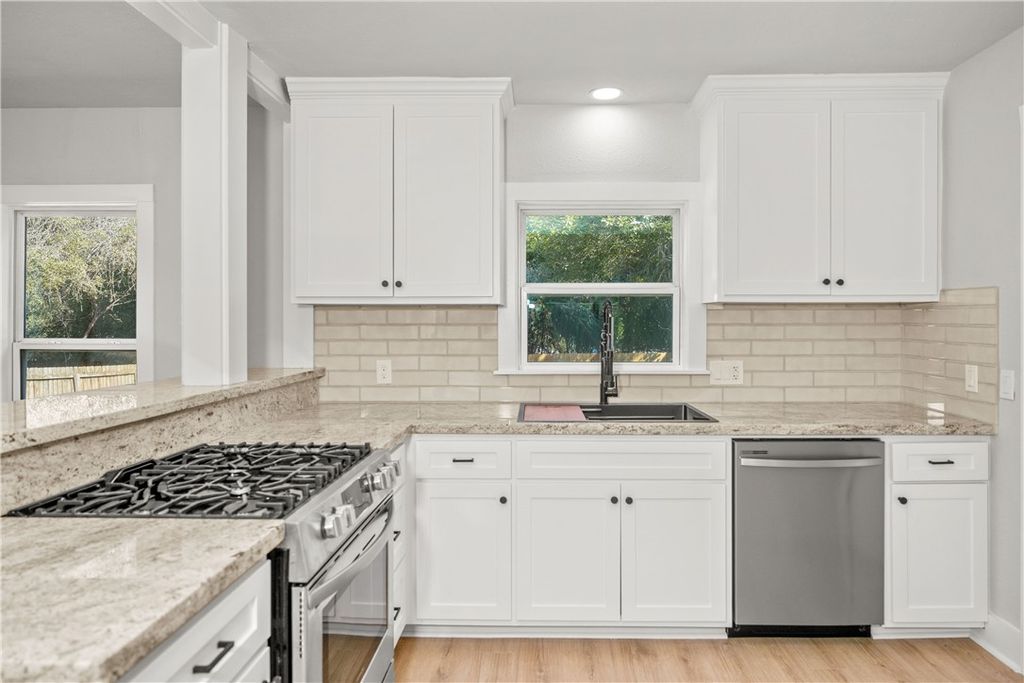 805 East Tom Green Street, Brenham, TX 77833 — photo 3