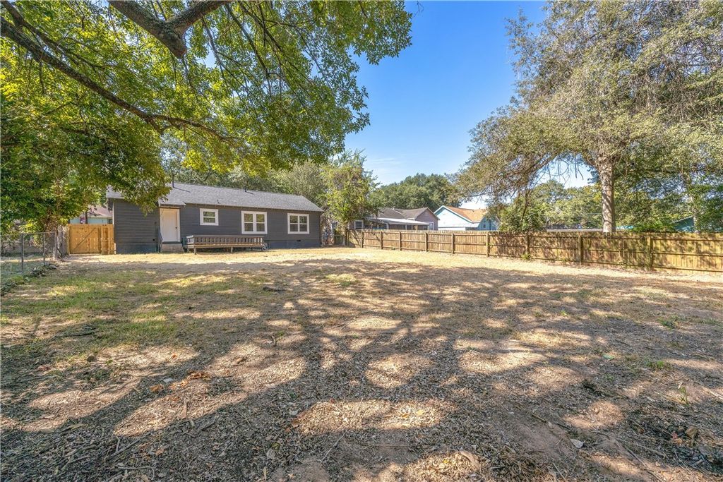 805 East Tom Green Street, Brenham, TX 77833 — photo 4
