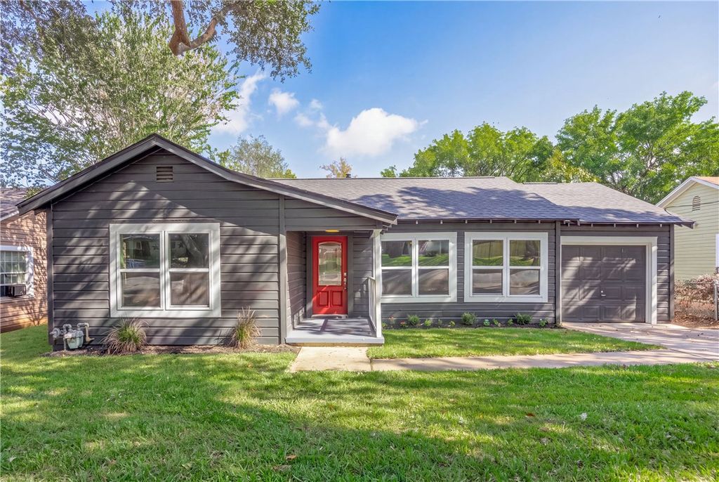 805 East Tom Green Street, Brenham, TX 77833 — photo 5