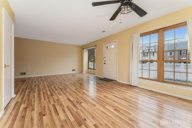 382 Hadleigh Lane, North Brunswick, NJ 08902