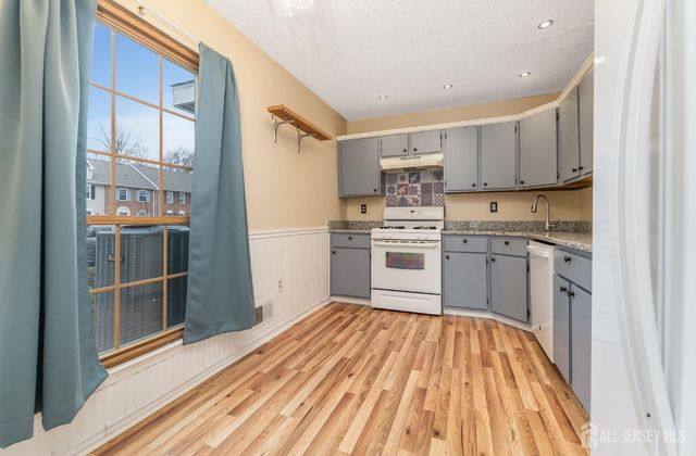 382 Hadleigh Lane, North Brunswick, NJ 08902