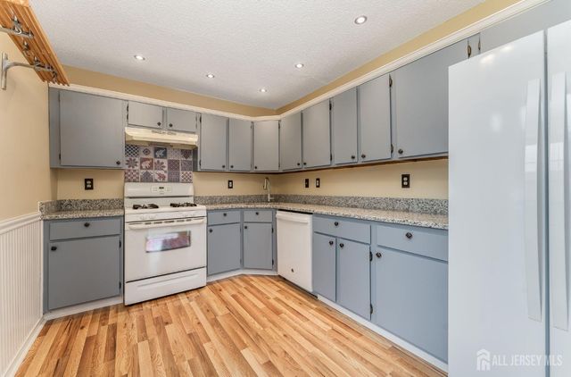 382 Hadleigh Lane, North Brunswick, NJ 08902