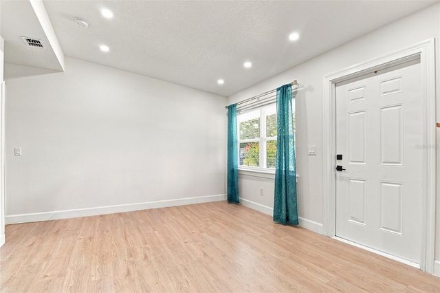 2004 E BROAD STREET, Tampa, FL 33610