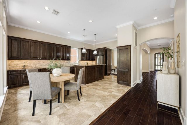 33 N Creekside Court, Houston, TX 77055