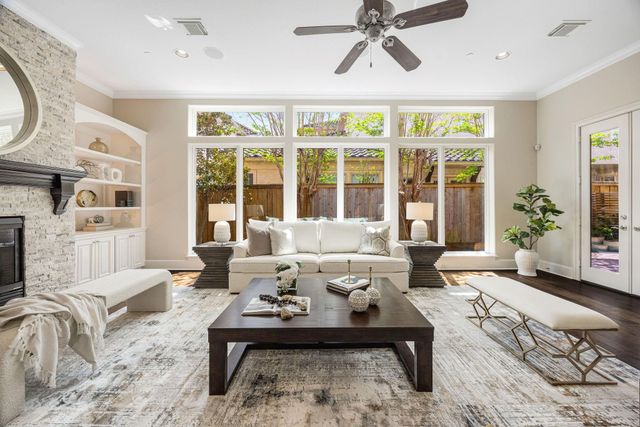 33 N Creekside Court, Houston, TX 77055