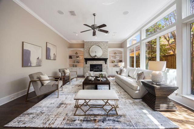 33 N Creekside Court, Houston, TX 77055