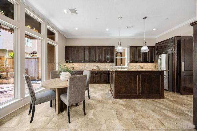 33 N Creekside Court, Houston, TX 77055