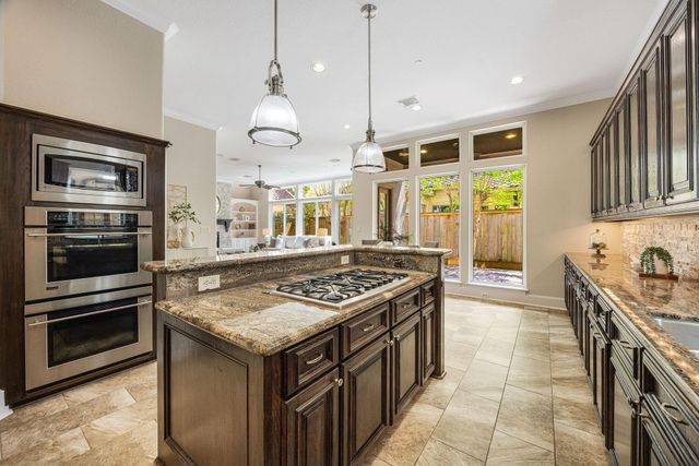 33 N Creekside Court, Houston, TX 77055