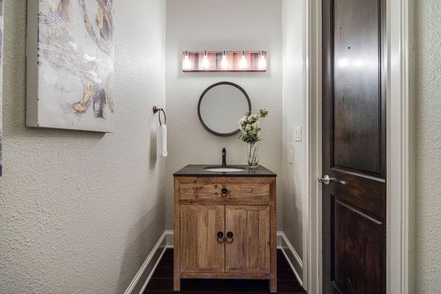 33 N Creekside Court, Houston, TX 77055