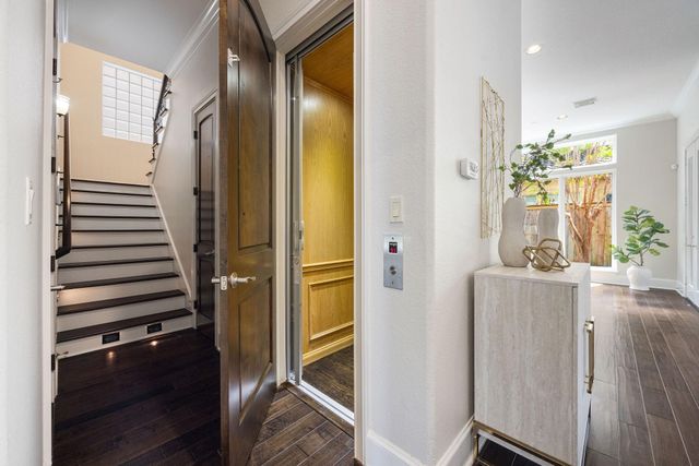 33 N Creekside Court, Houston, TX 77055