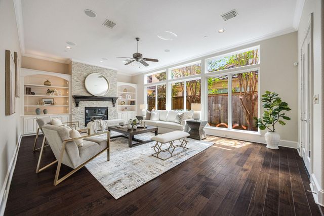 33 N Creekside Court, Houston, TX 77055