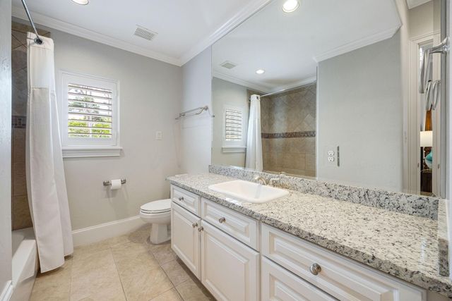 33 N Creekside Court, Houston, TX 77055