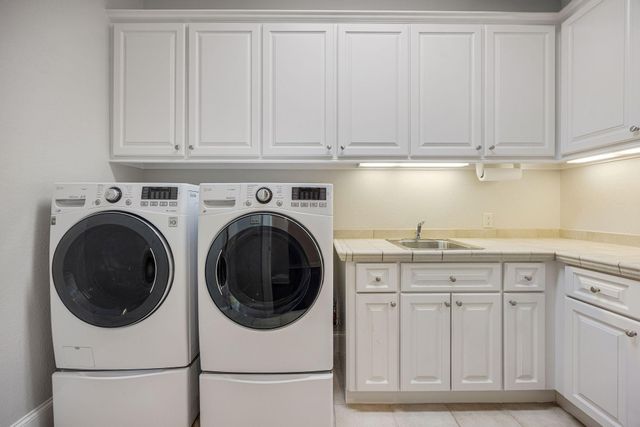 33 N Creekside Court, Houston, TX 77055