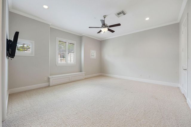 33 N Creekside Court, Houston, TX 77055