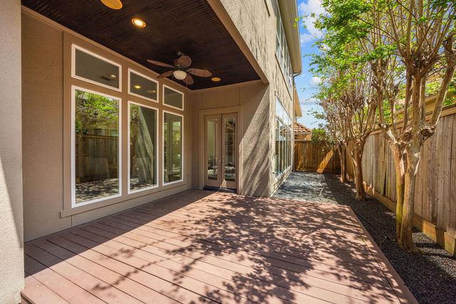 33 N Creekside Court, Houston, TX 77055