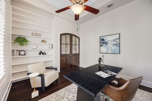 33 N Creekside Court, Houston, TX 77055