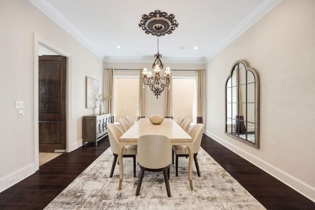 33 N Creekside Court, Houston, TX 77055